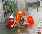 Mưa lớn dồn dập, nhà dân Nghệ An ngập tới nóc, huy động xe cứu hỏa cứu người