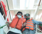 Video: Tàu kiểm ngư tiếp nhận, chăm sóc 3 ngư dân chìm tàu được cứu sống