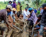 Tìm người ở Trà Leng, hàng trăm người dùng tay lật tung đống hoang tàn