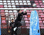Sân mất điện, trận đấu của Văn Lâm cùng Muangthong United bị hoãn