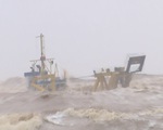 Khẩn cấp cứu 10 người trên tàu sắp chìm ở Cửa Việt