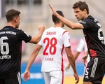 Lãnh bàn thua vì VAR, Bayern Munich vẫn thắng sát nút và lên đầu bảng