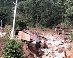 Sạt lở kèm lũ quét ở miền núi Quảng Ngãi, cả ngôi làng bị cuốn trôi, tạo thành dòng chảy mới