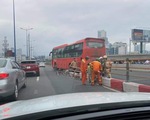 Xe khách leo dải phân cách cầu Sài Gòn, kẹt xe kéo dài