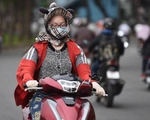 TP.HCM se lạnh, người dân khoác áo ấm, choàng khăn ra đường