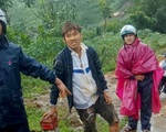 Bị đất đá vùi, 2 thanh niên dùng tay đào bới, thoát khỏi vùng sạt lở kinh hoàng