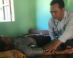 Ông bí thư huyện Mấu Văn Phi chạy xe máy cà tàng khám bệnh cho bà con