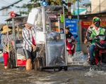 TP.HCM đón đợt triều cường cao nhất năm, đường phố ngập lênh láng