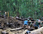 Cào bùn, bới đất tìm tung tích nạn nhân còn mất tích ở Trà Leng