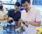 Nửa đêm, hàng trăm khách hàng trẻ đi mua iPhone 12
