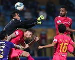 Văn Hậu và Tấn Trường cùng mắc lỗi dẫn đến bàn thua của Hà Nội FC