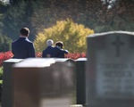 Ông Biden đi thăm mộ người con trai đã khuyến khích ông ra tranh cử lần 3
