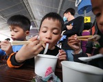 Ngày của Phở: Ấm lòng những tô phở đặc biệt vì trẻ em vượt khó học giỏi miền Trung