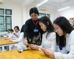 Chính phủ yêu cầu Bộ GD-ĐT hướng dẫn việc dùng điện thoại của học sinh