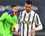 Ronaldo sút hỏng phạt đền, Juventus bị cầm chân