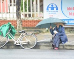 Những người già bán vé số đội mưa, co ro trong giá rét để mưu sinh