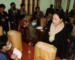 Chủ tịch Quốc hội thăm, tặng quà người dân vùng sạt lở Quảng Nam