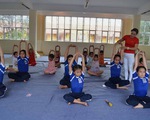 Người dạy yoga miễn phí ở trường học