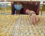 Giá vàng trong nước vẫn cao hơn thế giới gần 4 triệu đồng