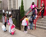 Thống đốc bang New York cho rằng trường học là nơi chống dịch COVID-19 an toàn nhất