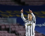 Đối đầu Messi, Ronaldo ghi 2 bàn giúp Juventus chiếm ngôi đầu bảng