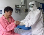 Chiều nay 12-2, hai cha con bệnh nhân Trung Quốc ở Bệnh viện Chợ Rẫy xuất viện
