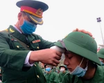 Tân binh được đo thân nhiệt trước khi nhập ngũ