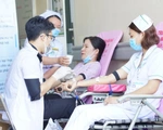 Hàng trăm y, bác sĩ hiến máu cứu người trong mùa dịch