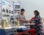 Thầy giáo trẻ bỏ tiền túi mua máy về làm nước sát khuẩn nano, phát miễn phí