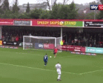 Video: Thủ môn phá bóng cẩu thả, trúng chân đối thủ văng vào lưới nhà