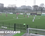 Video: Cầu thủ sút bóng ghi bàn từ giữa sân, khiến thủ môn đối phương 
