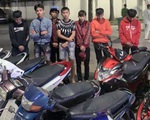 Dùng xe đầu kéo chắn ngang đường để bắt nhóm đua xe trái phép