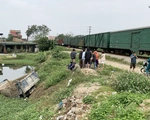 Tàu hỏa húc văng xe tải xuống ao, tài xế tử vong