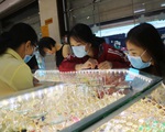 Giảm mạnh, giá vàng trong nước vẫn cao hơn giá vàng thế giới