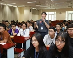 Sinh viên trường y đi học lại
