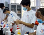 Thầy trò điều chế nước rửa tay khô phát miễn phí cho người dân