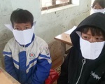 Học sinh miền núi Nghệ An đeo khẩu trang... bằng giấy phòng virus corona