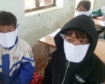 Phê bình giáo viên và hiệu trưởng vì tấm ảnh ‘học sinh đeo khẩu trang bằng giấy