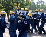 Gấp rút thi công, đảm bảo đủ điện cho bệnh viện dã chiến ở TP.HCM