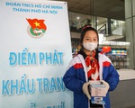 Cô bé lớp 4 chung tay tặng khẩu trang cho người dân tại bến xe