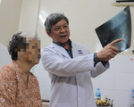 Cụ bà 75 tuổi đi lại được chỉ sau 1 tuần mổ thay khớp bằng kỹ thuật mới