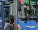 Tạm đình chỉ tài xế xe buýt cự cãi, xô xát với người đi đường