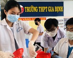 Học sinh tự làm dung dịch rửa tay sát khuẩn cho trường, lớp