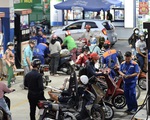 Giá dầu lao dốc, người tiêu dùng vui doanh nghiệp lo lắng