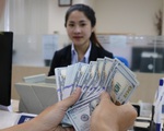 USD cũng lao dốc theo giá vàng, vì sao?