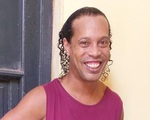Bị tạm giam, Ronaldinho vẫn có thể dự giải futsal trong... tù