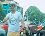 Đình chỉ vụ án thầy chùa cầm gậy tre đập gãy kính ôtô