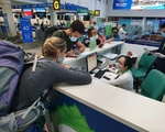 Không đeo khẩu trang, nhiều hành khách bị từ chối làm thủ tục bay