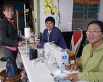 Phụ nữ vùng biên may hàng ngàn khẩu trang vải phát miễn phí cho dân