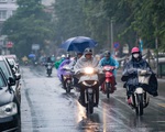 TP.HCM nóng bức, Hà Nội mưa dông kèm thời tiết nguy hiểm